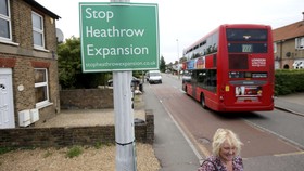 Diterobos Demonstran, Bandara Heathrow Batalkan Penerbangan