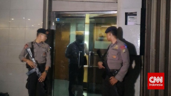 Sebanyak 23 penyidik KPK mencari dokumen untuk membuktikan dugaan suap yang dilakukan pengacara anak buah OC Kaligis kepada hakim PTUN Medan.