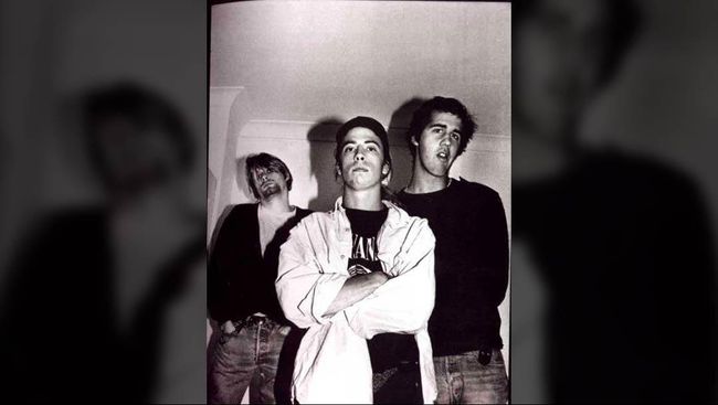 Selain website, kisah hidup Kurt Cobain, vokalis Nirwana juga terekam dalam lembar buku memoar atau biografi.