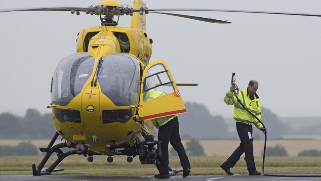 Pangeran William sebelumnya berkarier sebagai pilot helikopter tim pencarian dan penyelamatan dalam satuan Royal Air Force.