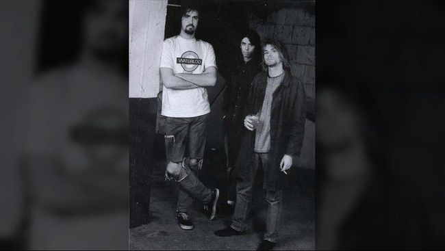 Dari kotak cerutu berisi heroin sampai dompet berisi SIM dll, semua tergeletak di lantai tak jauh dari jasad Kurt Cobain.