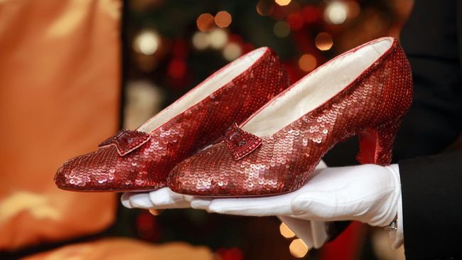 Nyaris sepuluh tahun lamanya, sepasang sepatu rubi berwarna merah dicuri dari museum. Tak ada yang tahu jejak keberadaan sepatu ikonik film Wizard of Oz ini.