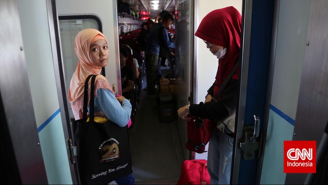 Mudik diyakini sudah dilakukan sejak akhir zaman kolonial Hindia Belanda. Teknologi kereta api membuat mudik makin lebih massif.