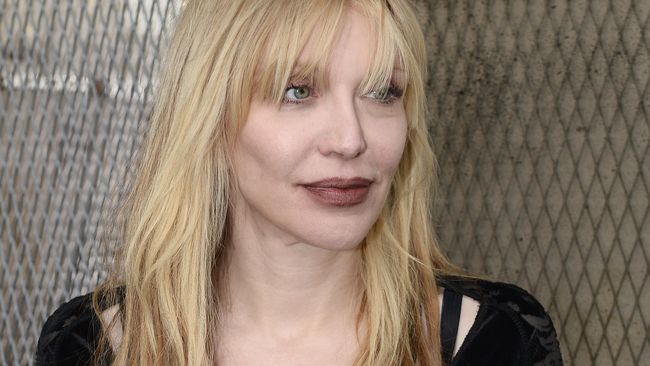 Menurut seorang sumber, sang janda Kurt Cobain diusir oleh penjaga keamanan gara-gara kelewat mabuk dan dikhawatirkan mengacaukan pesta.