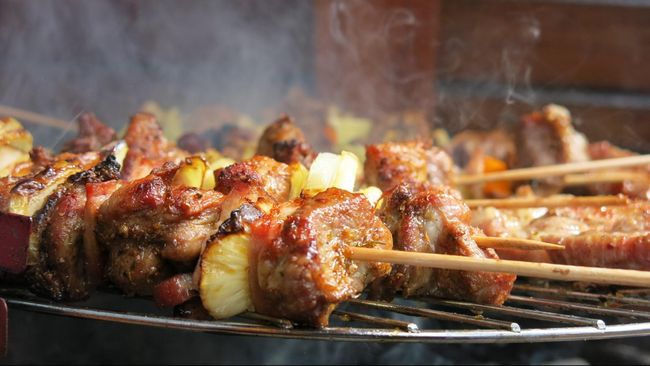 Beberapa jenis makanan disebut-sebut bisa memicu kanker. Sebagian informasi bisa Anda percaya dan sebagian hanya mitos yang tidak layak dipercaya.
