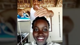 Unik, Lupita Nyong'o Lembapkan Rambut dengan Setrika Uap