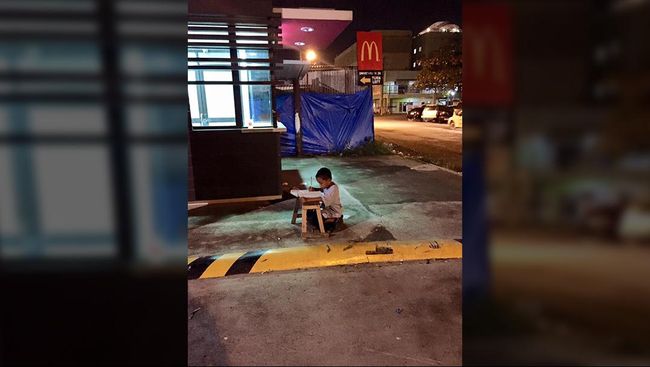 Rasa iba merebak di Filipina ketika foto seorang anak gelandangan bernama Daniel Cabrera belajar di pinggir jalan beredar di dunia maya.