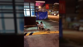 Bocah yang Dapat Beasiswa karena Belajar di Pinggir Jalan