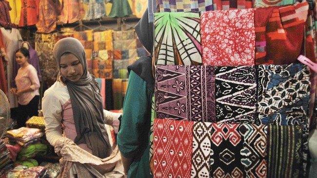 Menperin Agus Gumiwang menyebut ekspor batik anjlok 8,39 persen gara-gara China ikutan memproduksi kain tradisional Indonesia itu.