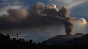 Status Gunung Raung Waspada, Gempa Hembusan dan Asap Kawah Meningkat