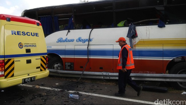 Bus Rukun Sayur disebutkan oleng dan terguling sebelum menabrak pembatas jalan.
