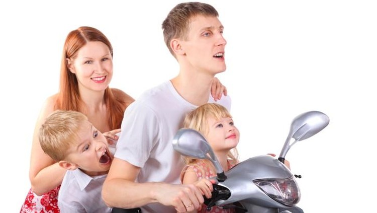 Menurunkan anak dari sepeda motor memang nggak bisa sembarangan ya, Bun.