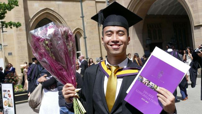 Sang solois lulus dengan predikat cumlaude dari jurusan Innovation Management and Enterpreneurship University of Manchester, Inggris.