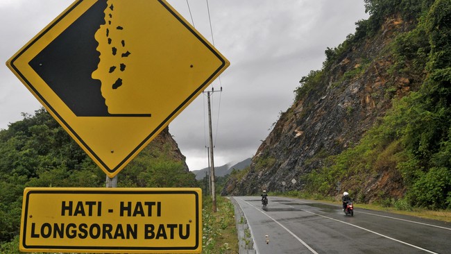 BNPB mengimbau agar warga selalu waspada atas potensi bencana longsor hingga puncak hujan pada bulan Januari dan Februari tahun depan.