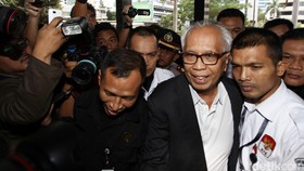 Penyidik KPK Bawa Dua Koper Usai Geledah Kantor OC Kaligis