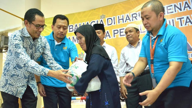 Kegiatan sosial dilakukan untuk masyarakat sekitar kantor-kantor cabang Bank Mega.