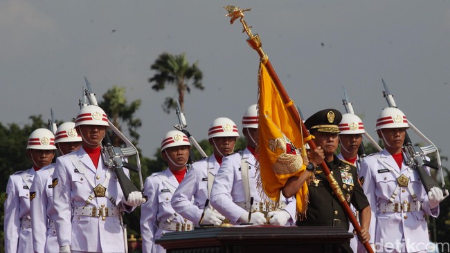 Moeldoko mengatakan sertijab Panglima TNI tidak diselenggarakan semeriah biasa lantaran TNI harus menyesuaikan diri dengan kondisi perekonomian.