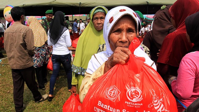 Pengamat menyarankan anggaran mudik gratis dapat dialihkan ke bantuan sembako hingga pulsa telepon seluler begi warga yang batal mudik.