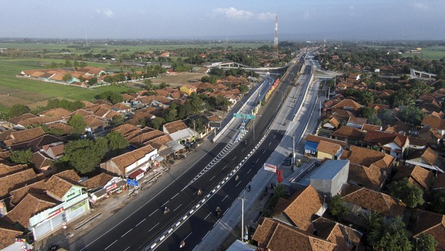 Sejak Tol Cipali beroperasi, jalur pantura lengang ditinggal pemudik. Jalur bersejarah itu dibangun di atas ribuan tumpukan mayat.