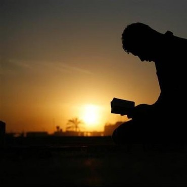 Gegara Penyiar Radio Umumkan Azan Maghrib Lebih Awal, Warga Batal Berjamaah