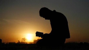 img-title Gegara Penyiar Radio Umumkan Azan Maghrib Lebih Awal, Warga Batal Berjamaah