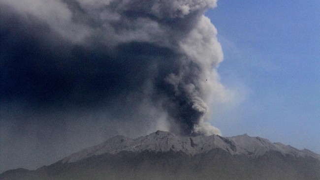 Penutupan Bandara Juanda dipastikan berlanjut jika Gunung Raung masih terus mengeluarkan abu hitam ke atas langit Surabaya.