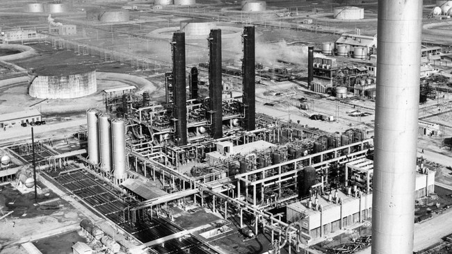 Iran justru menargetkan kenaikkan produksi minyak, dari saat ini 2 juta barel per hari (bph) menjadi 2,2 juta bph pada pertengahan musim panas mendatang.