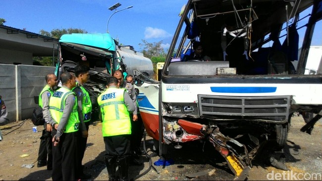Menteri Perhubungan Ignasius Jonan mengirim surat kepada Gubernur Jawa Tengah Ganjar Pranowo. Sanksi untuk bus celaka itu, kata Jonan, ialah wewenang Gubernur.