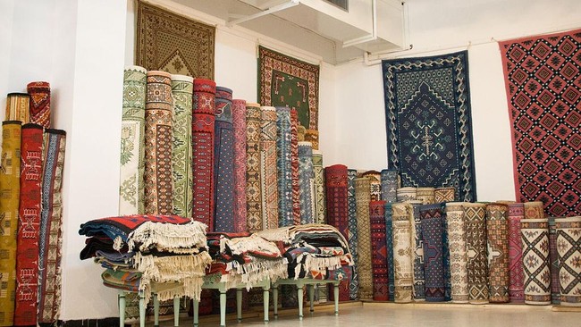 Dikatakan Yaraghi, harga karpet-karpet dari India, China dan Pakistan memang lebih murah dari karpet Persia, tapi kualitasnya tidak terlalu bagus.