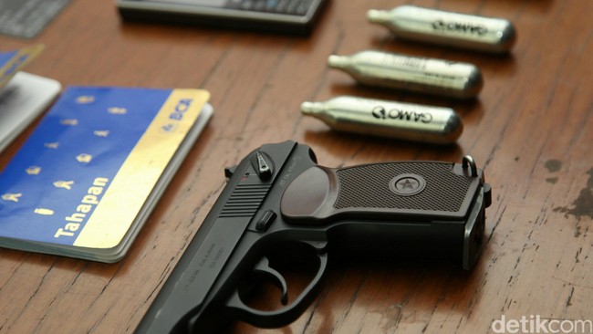 Empat pucuk pistol disita dari The Bellagio Mansion, Mega Kuningan, Jakarta Selatan. Sementara tiga orang digelandang ke kantor polisi, termasuk Reza Prawiro.