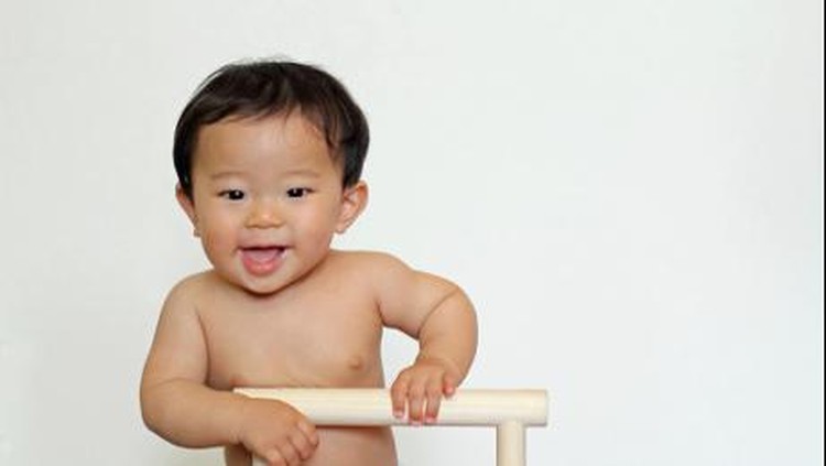 Sering Jatuh Saat Belajar Jalan, Bahaya Nggak Buat Otak Anak? Anak sering jatuh saat belajar jalan? Duh, kalau sering jatuh bahaya nggak buat perkembangan otak anak?