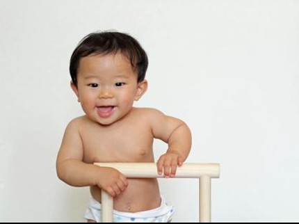 Sering Jatuh Saat Belajar Jalan, Bahaya Nggak Buat Otak Anak?