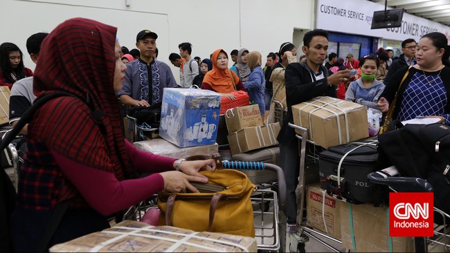 Pihak Bandara Soekarno-Hatta tidak bisa berbuat banyak atas penutupan ini kecuali memastikan para penumpang mendapatkan haknya.