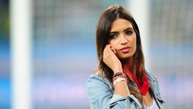 Presenter Cantik Spanyol Dampingi Casillas di Portugal