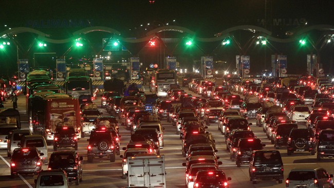 KM 80 Tol Cipali dikeliling kawasan hutan tanpa penerangan jalan sehingga pengendara hanya bergantung pada lampu sorot depan mobil. 