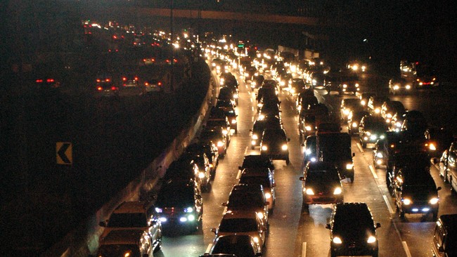 Kepadatan di ruas tol Jakarta-Cikampek mulai terlihat pukul 21.00 WIB akibat lonjakan kendaraan sekitar 21 persen.