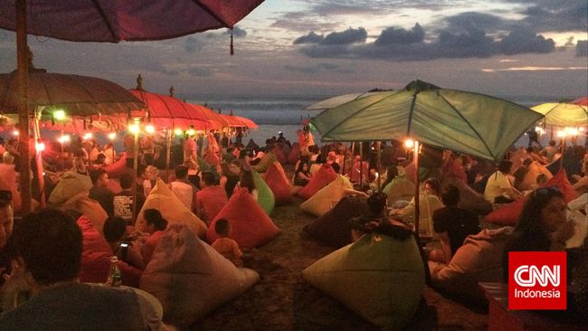 Temaram ketika matahari mulai tenggelam tak harus selalu oranye kemerahan. Senja di La Plancha justru berwarna-warni.