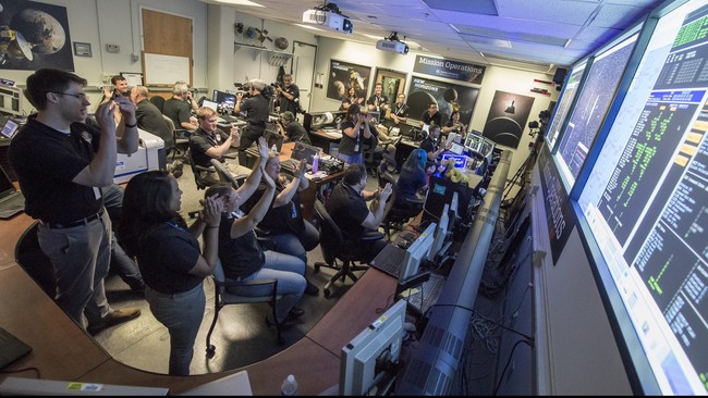 Presiden Barack Obama bersorak atas keberhasilan tim New Horizons dalam upaya mendekati planet Pluto.
