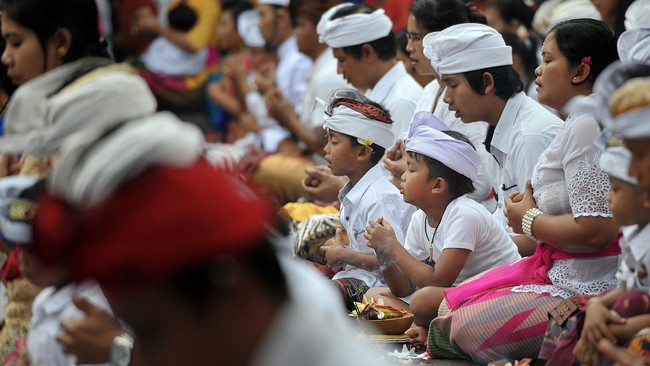Hari Suci Kuningan jatuh pada hari ini, Sabtu (17/9). Umat Hindu di Bali akan melaksanakan upacara besar atau piodalan di Pura Besar Sakenan, Serangan.