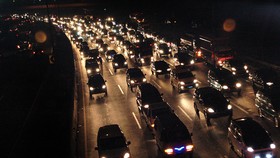 Ada Lemparan Batu dari JPO, Pengendara di Tol Cikampek Tewas