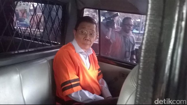 Hengky yang telah menderita sakit kompleks paru-paru dan jantung itu kelelahan akibat menjalani sidang.