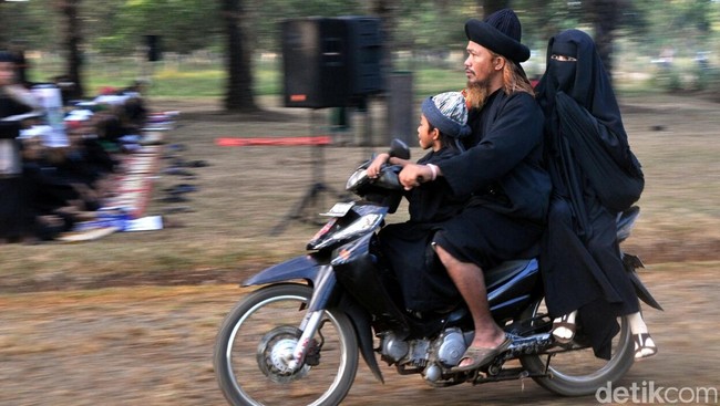 Kedelapan warga yang diamankan itu berdasar informasi dan hasil pemeriksaan yang dilakukan oleh anggota Densus 88, rencananya berangkat ke Suriah melalui Aceh.