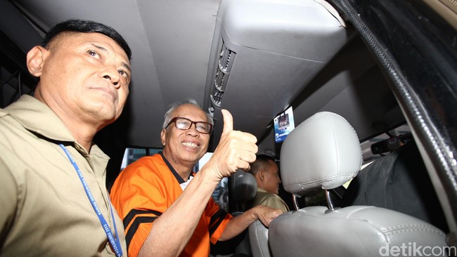 Kepala humas Pengadilan Tipikor pada Pengadilan Negeri Jakarta Pusat Sutiyo Jumagi Akhirno mengatakan saat ini berkas penuntutan juga belum dilimpahkan. 