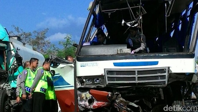 Tabrakan melibatkan bus dan Innova. Mobil terpelanting ke jalur berlawanan, dihantam bus yang melintas dengan kecepatan tinggi, dan terseret hingga 20 meter.
