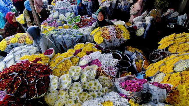 Fares hanya penjual bunga biasa. Namun, kehadirannya sering kali membuat hati masyarakat berbunga-bunga.