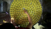 Baju Baru dan Makanan Ramaikan Lebaran di Berbagai Negara Tradisi baju baru dan mengkonsumsi makanan khas mewarnai perayaan lebaran di berbagai negara di dunia, termasuk daerah konflik Palestina dan Afghanistan.