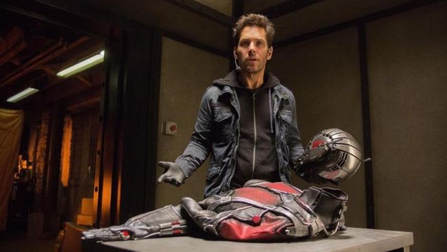 Saat Chris Evans rehat syuting untuk ke toilet, diam-diam Paul Rudd memegang perisai Captain America yang dititipkannya pada seorang kru film.