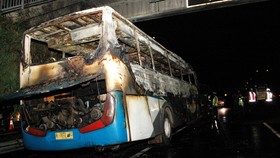 Bus Pahala Kencana Ludes Terbakar di Tol Jombang Usai Pecah Ban