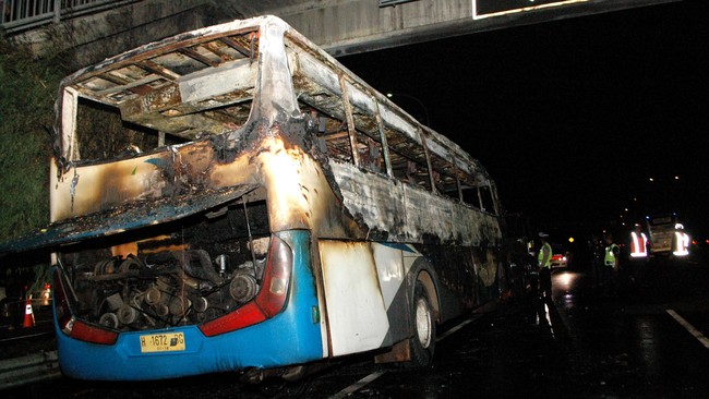 Tragedi Tol Jombang: Bus Pahala Kencana Dilalap Si Jago Merah Akibat Ban Meletus