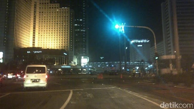 Kembang api menjadi sebab termakannya satu ruas jalan fly over di Kemayoran pada malam takbiran tahun ini.